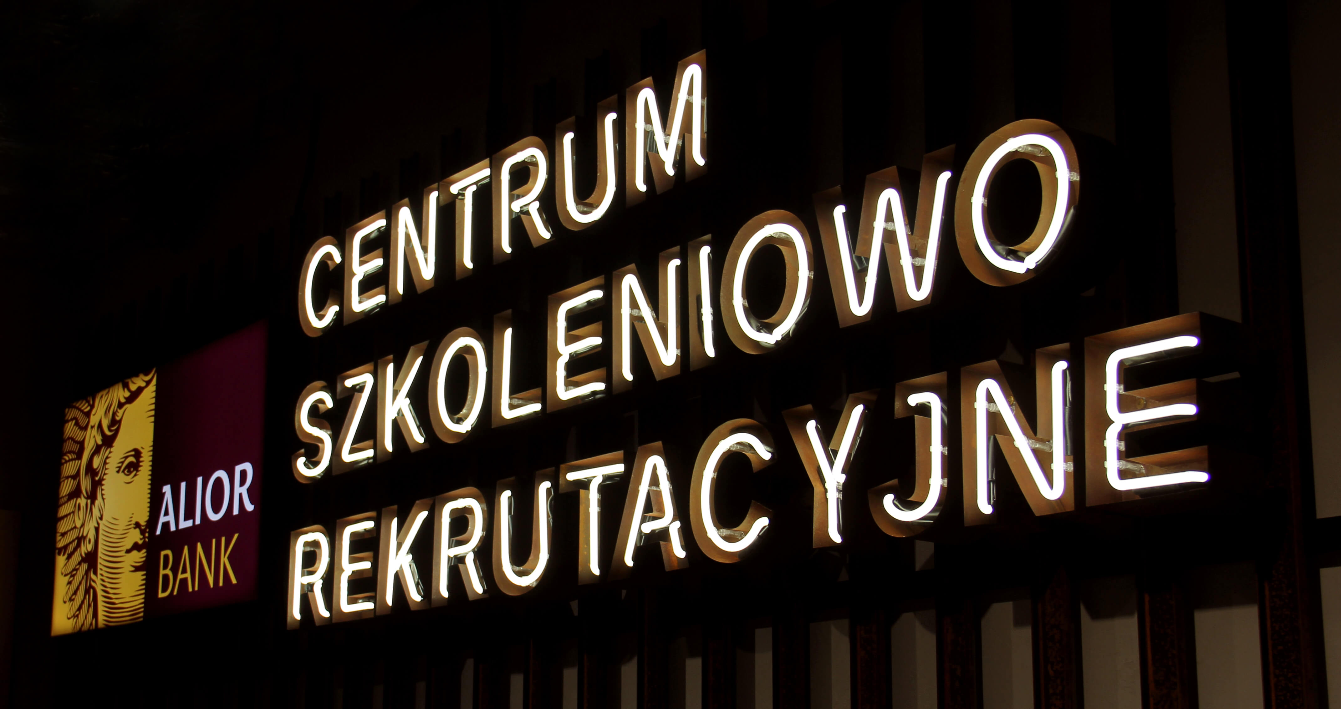 Alior Bank - roestige metalen letters met neonlichten
